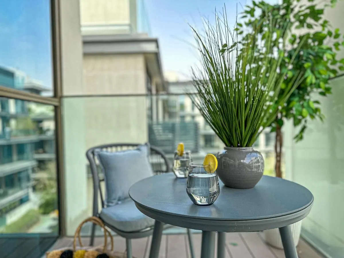 아파트 Higuests - Charming Retreat In Citywalk With Balcony And Pool 두바이